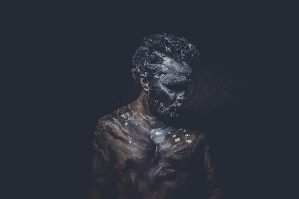 Hombre salvaje desnudo con pintura tribal —  Fotos de Stock