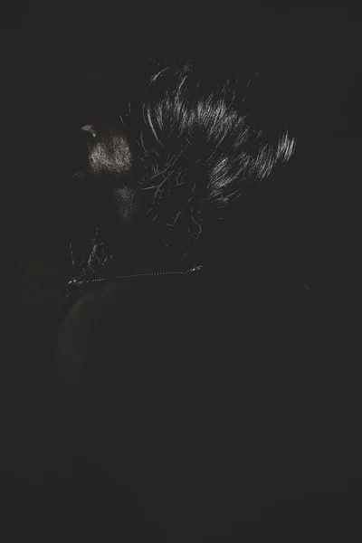 Man med långt hår och svart kappa — Stockfoto