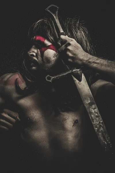 Guerriero nudo che trasporta enorme spada d'acciaio — Foto Stock