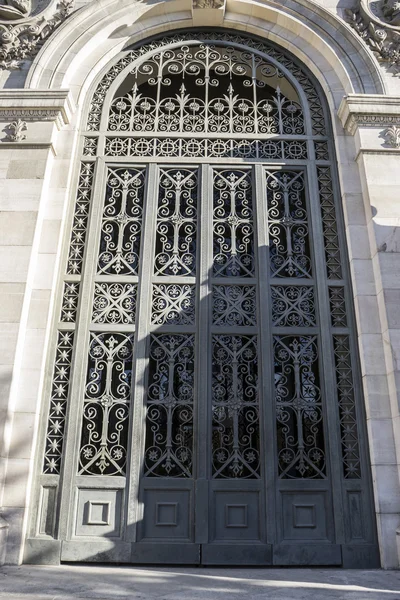 Porta de ferro da Biblioteca Nacional de Madrid — Fotografia de Stock