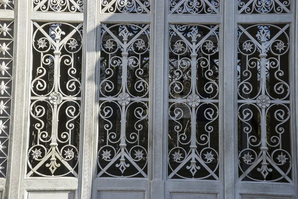 Porta de ferro da Biblioteca Nacional de Madrid — Fotografia de Stock