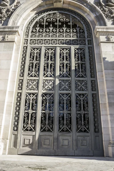 Porta de ferro da Biblioteca Nacional de Madrid — Fotografia de Stock