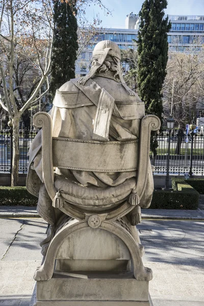 Scultura davanti alla Biblioteca Nazionale di Madrid — Foto Stock