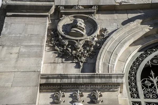 Bas-reliëf op van nationale bibliotheek — Stockfoto