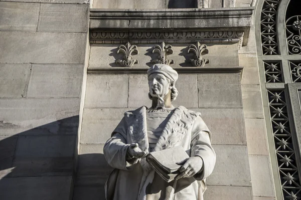 Скульптура Небриха возле Национальной библиотеки Мадрида — стоковое фото