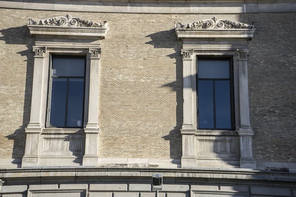 Ventanas de la Biblioteca Nacional de Madrid , —  Fotos de Stock