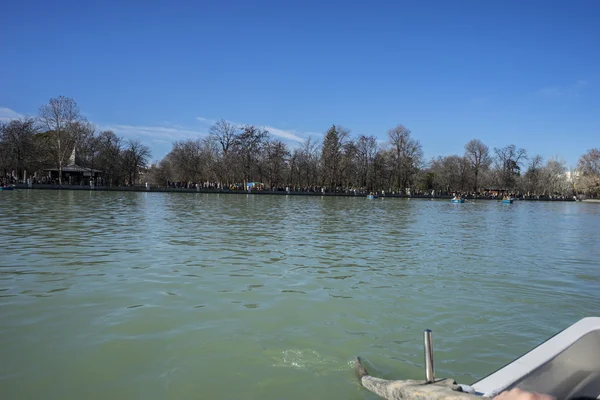 Jezioro w parku Retiro — Zdjęcie stockowe