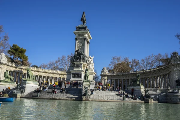 Touristes sur le lac dans le parc Retiro — Photo