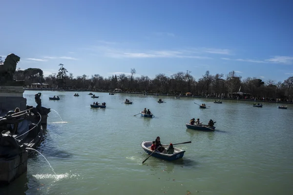 Turistas en el lago en el parque del Retiro —  Fotos de Stock