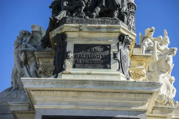 Bronz szobrok a emlékmű a király Alfonso XII. — Stock Fotó