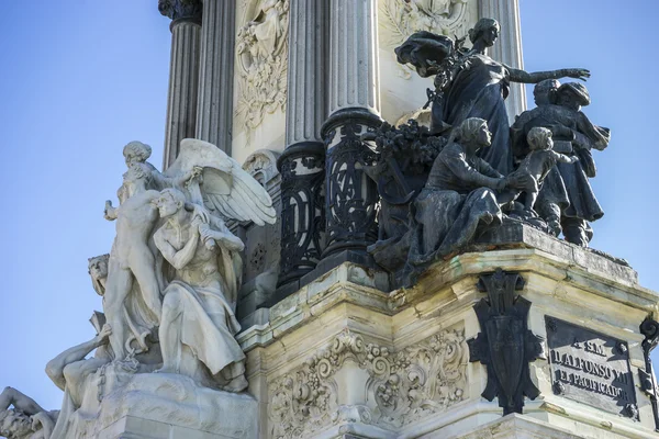 Sculptures en bronze du monument au roi Alphonse XII — Photo