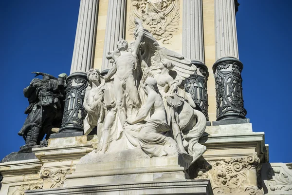 Sculptures en bronze du monument au roi Alphonse XII — Photo