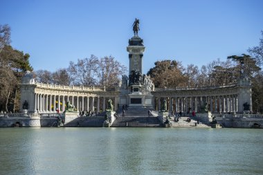 Turistler gölü Retiro Park yakınındaki dinlenme