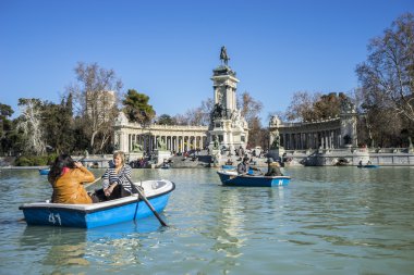 Turistler gölü Retiro Park