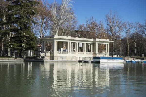 Retiro park gölde iskelede — Stok fotoğraf