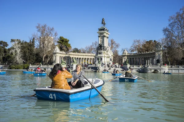 Touristes sur le lac dans le parc Retiro — Photo