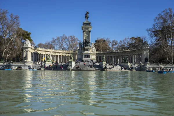 Touristes sur le lac dans le parc Retiro — Photo