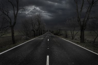 Gün batımında terk edilmiş yol