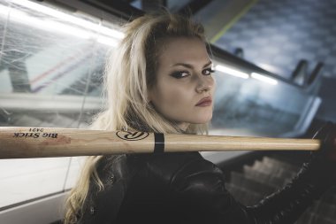 Bir beysbol sopası ile seksi sarışın