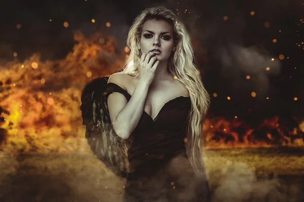 Siyah elbise ile düşmüş melek