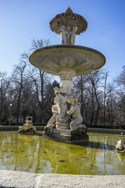 Klasický fontána v parku Retiro — Stock fotografie