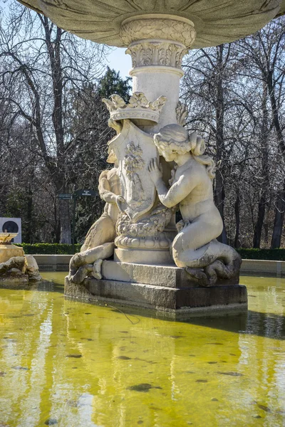 Klasyczne fontanna w parku Retiro — Zdjęcie stockowe