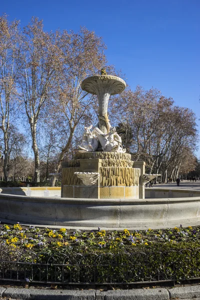 Fontana classica nel parco del Retiro — Foto Stock