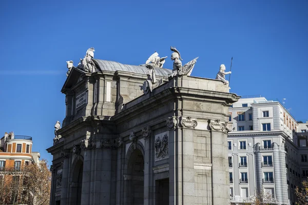 Efsanevi alcala kapı Madrid — Stok fotoğraf