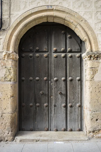 Medieval door Spanish city of Segovia. — Stock Photo, Image