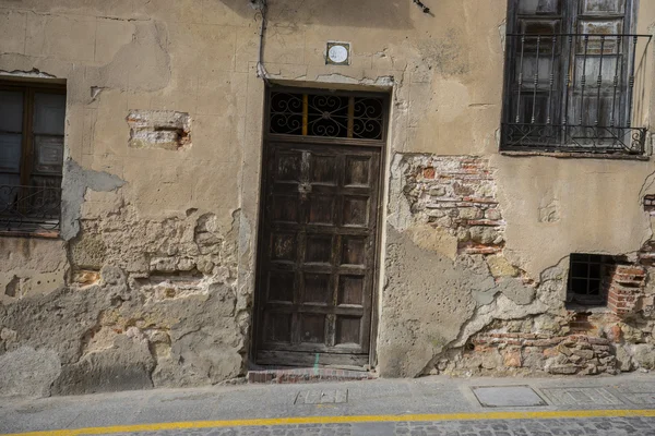 Street, medieval door Spanish city of Segovia. — Stock Photo, Image