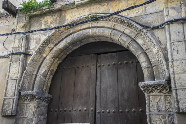 Mittelalterliche Tür spanische Stadt Segovia. — Stockfoto