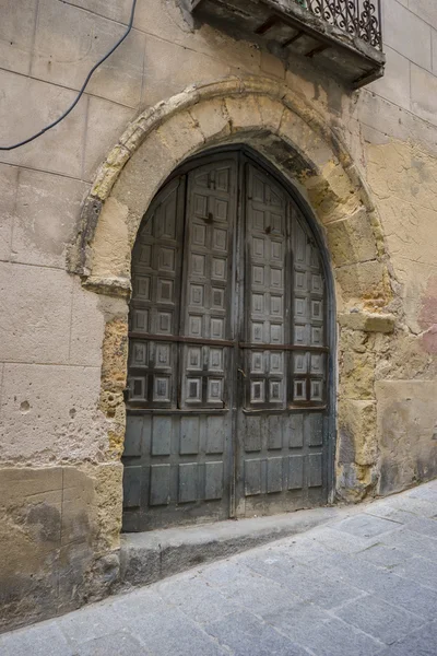 Medieval door Spanish city of Segovia. — Stock Photo, Image