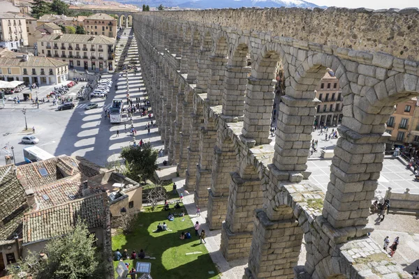 Touristisches, römisches Aquädukt von Segovia. — Stockfoto