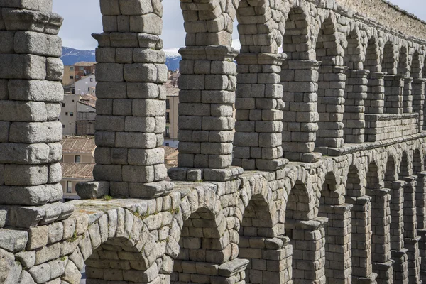 Tourist, Roman aqueduct of segovia. — Stock Photo, Image