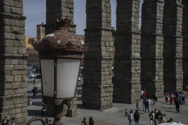 Tourist, Roman aqueduct of segovia. — Stock Photo, Image