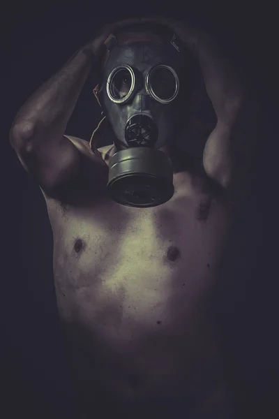 Naken man med gasmask — Stockfoto