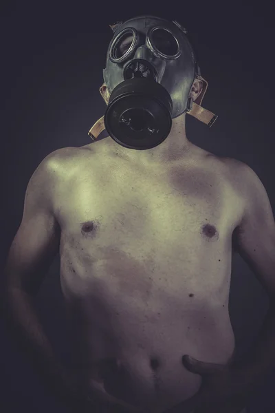 Naken man med gasmask — Stockfoto