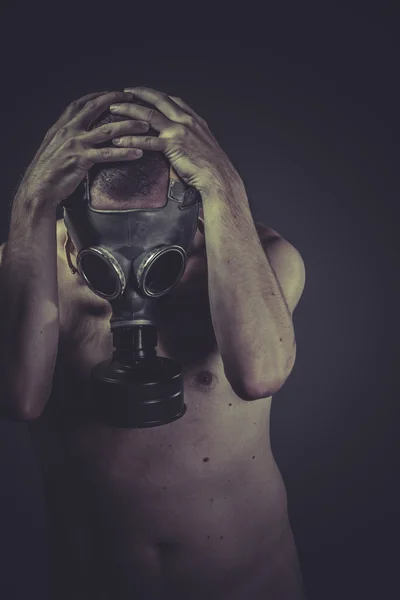 Uomo nudo con maschera antigas — Foto Stock