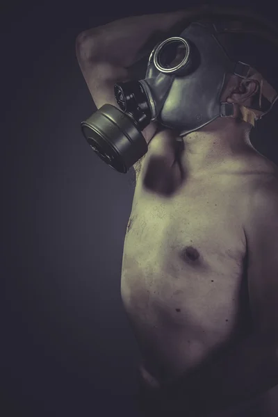 Hombre desnudo con máscara de gas — Foto de Stock