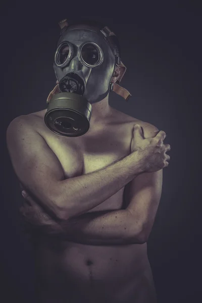 Оголена людина з газовою маскою — стокове фото