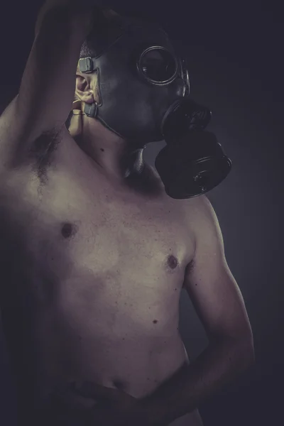 Naken man med gasmask — Stockfoto