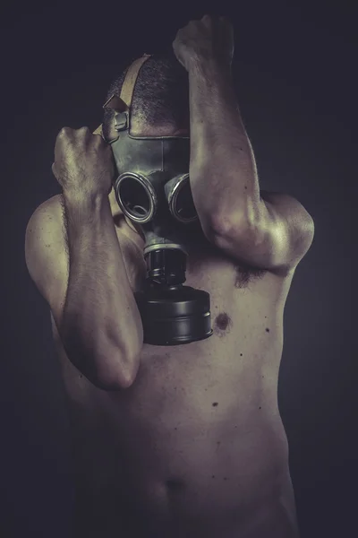 Uomo nudo con maschera antigas — Foto Stock