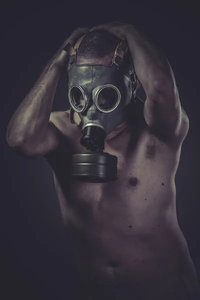 Uomo nudo con maschera antigas — Foto Stock