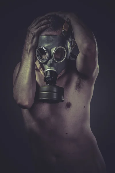 Uomo nudo con maschera antigas — Foto Stock