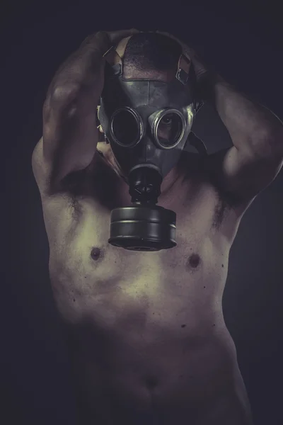 Uomo nudo con maschera antigas — Foto Stock