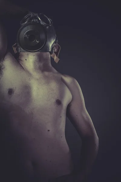 Uomo nudo con maschera antigas — Foto Stock