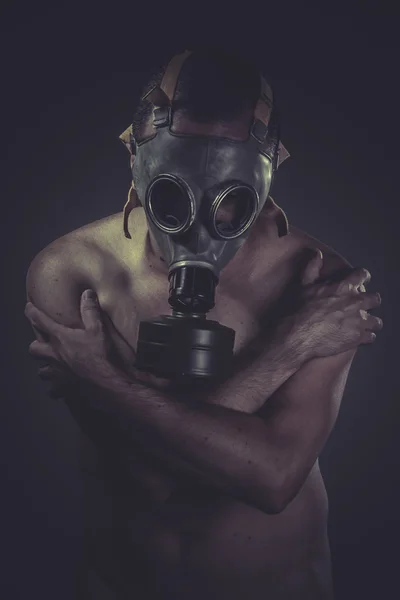 Uomo nudo con maschera antigas — Foto Stock