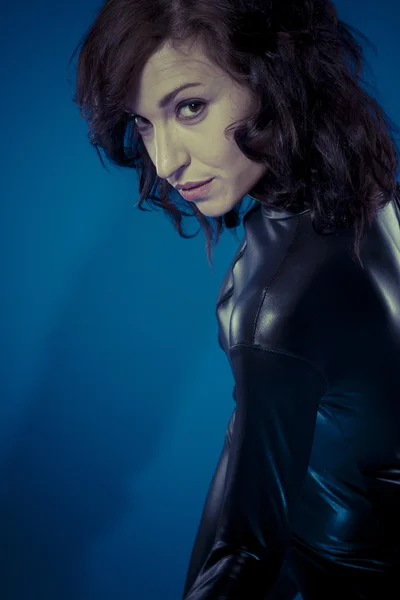 เซ็กซี่ ผมสีบรูเนท ใน สีดํา ลาเท็กซ์ bodysuit — ภาพถ่ายสต็อก