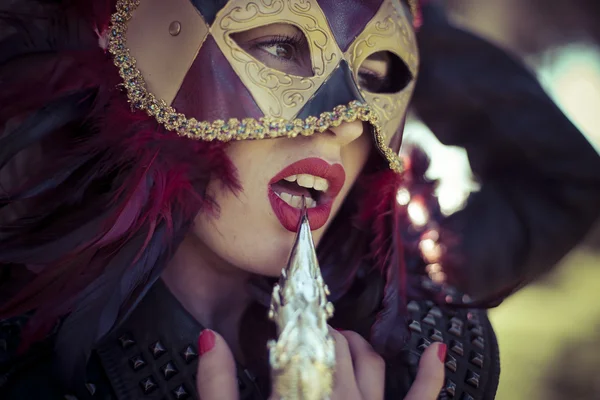 Frau in farbenfroher venezianischer Maske — Stockfoto