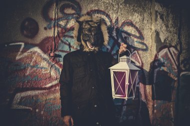 Adam maske kurt ve lamba